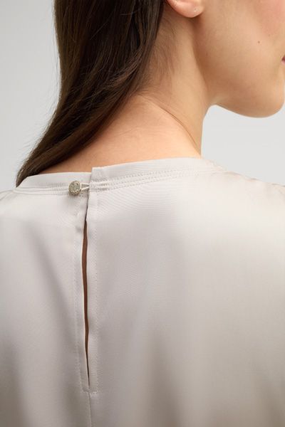 Plissee-Satin-Midikleid mit Bindegürtel