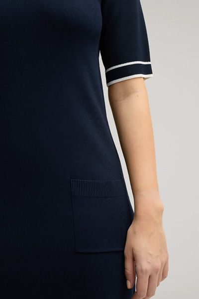 Kurzarm-Strickkleid mit Kontrastdetails