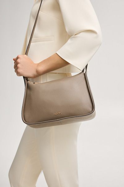 Schultertasche aus genarbtem Leder