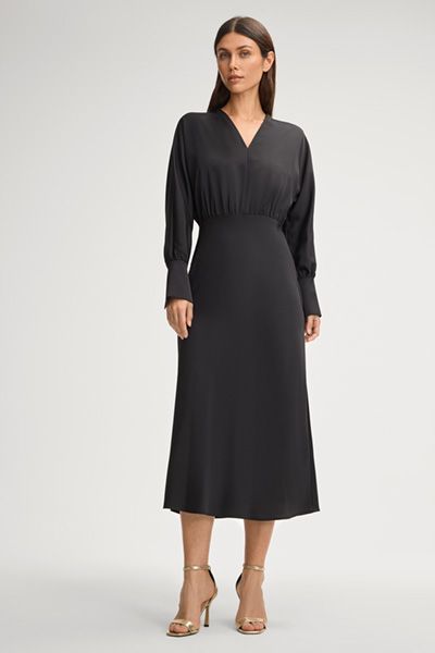 Elegantes Satin-Midikleid mit gesmokter Taille