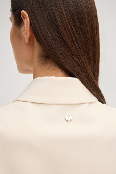 Elegante kurze Blazerjacke mit Goldknöpfen