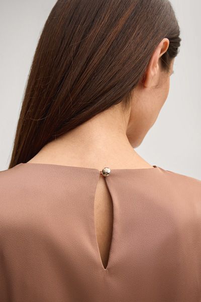 Elegantes Satin-Midikleid mit Knotendetail