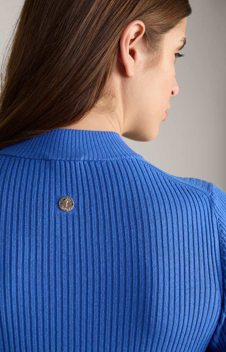 Fein geripptes Strickoberteil mit Stehkragen