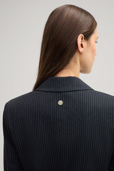Zweireihige taillierte Nadelstreifen-Jacke