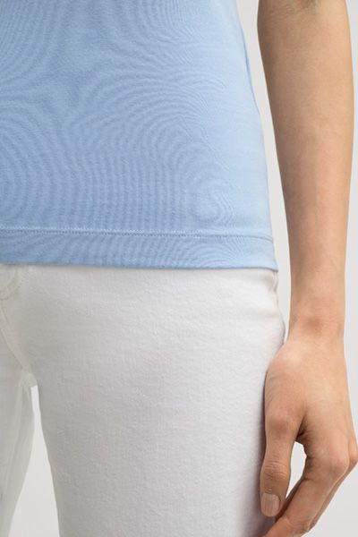 Rundhals-Shirt mit dezentem Strass-Logo
