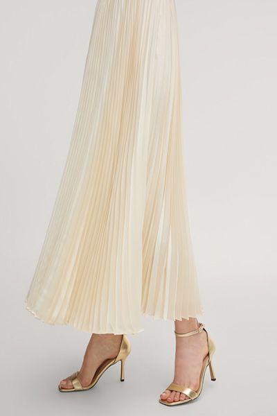 Elegantes Plisseekleid mit Flügelärmeln