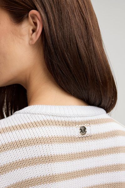 Gestreifte Strickjacke zum Knöpfen