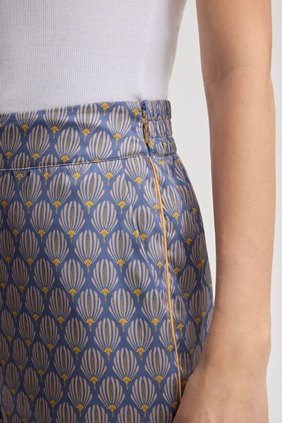 Gemusterte Satinhose mit weitem Bein