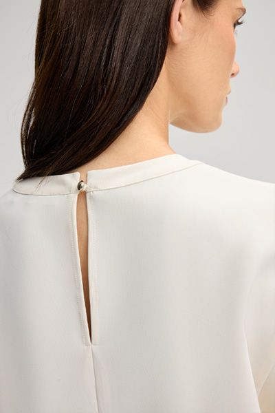 Minimalistisches Crêpe-Blusenshirt mit Ausschnitt