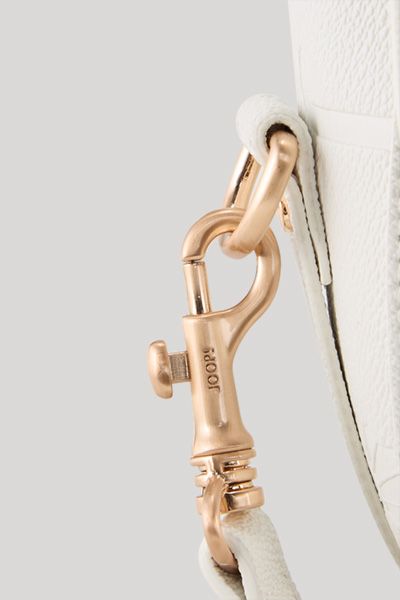 Halbmond-Umhängetasche mit Monogramm-Prägung