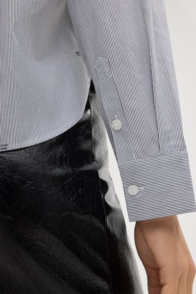 Minimalistische Streifenbluse mit Logo-Print