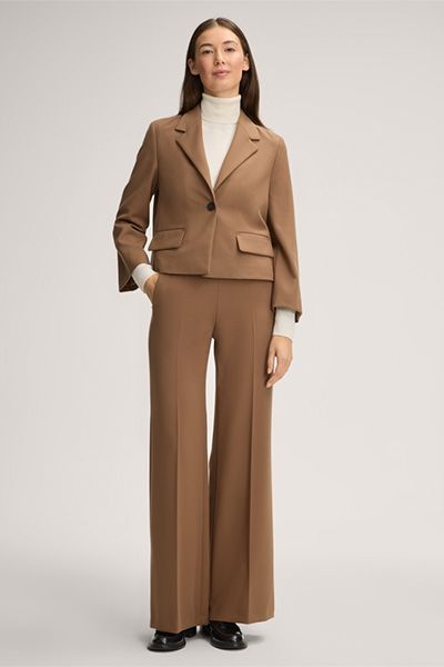 Kurz geschnittener Crêpe-Blazer mit Pattentaschen