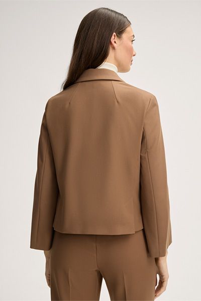Kurz geschnittener Crêpe-Blazer mit Pattentaschen