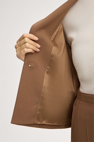 Kurz geschnittener Crêpe-Blazer mit Pattentaschen