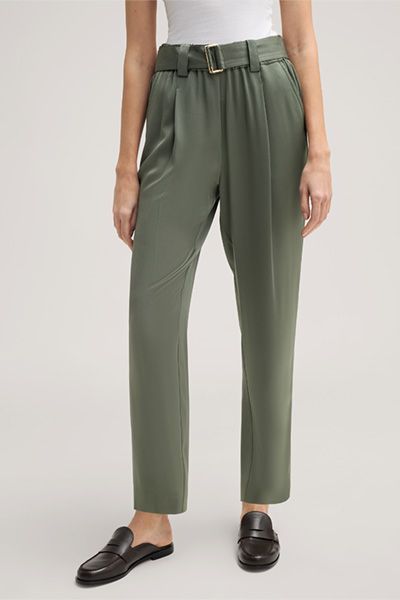 Lässige Bundfaltenhose mit Gürtel