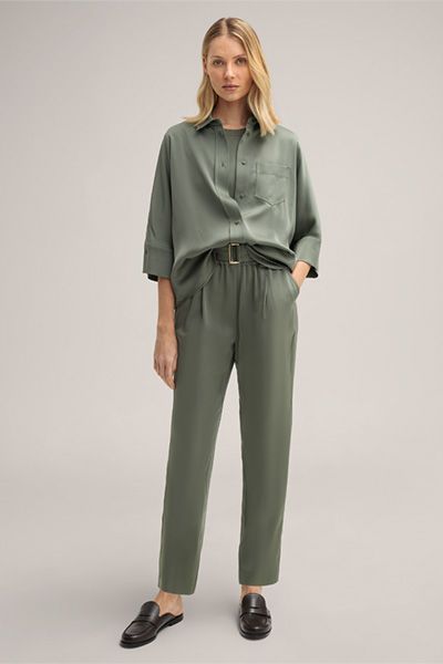 Lässige Bundfaltenhose mit Gürtel