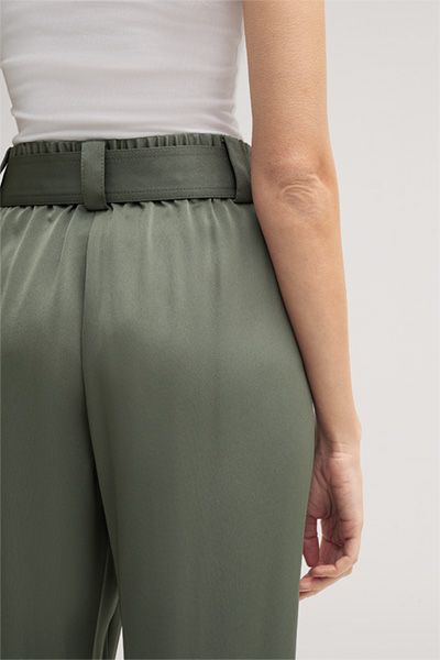 Lässige Bundfaltenhose mit Gürtel