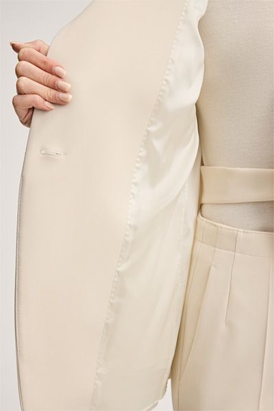 Klassischer Crêpe-Blazer mit Pattentaschen