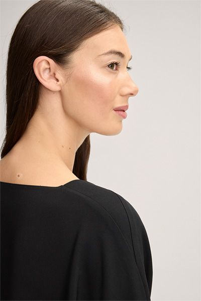 Minimalistisches Crêpe-Blusen-Shirt mit U-Boot-Ausschnitt