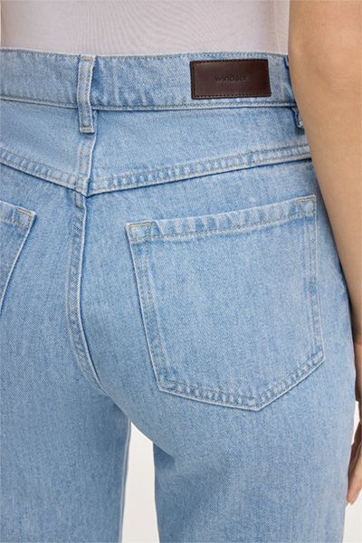 Hellblaue Mom-Jeans mit hohem Bund
