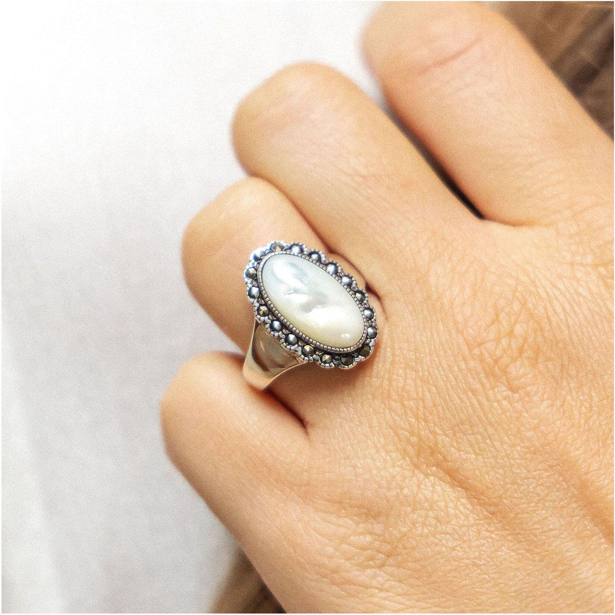 Ring mit weißem Perlmutt