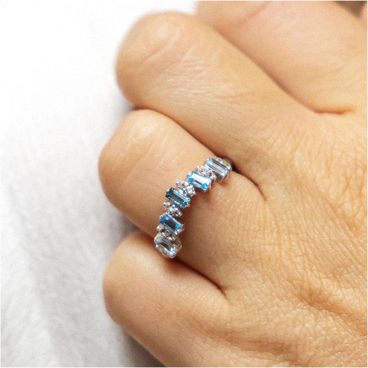 Eleganter Silberring mit Edelsteinen