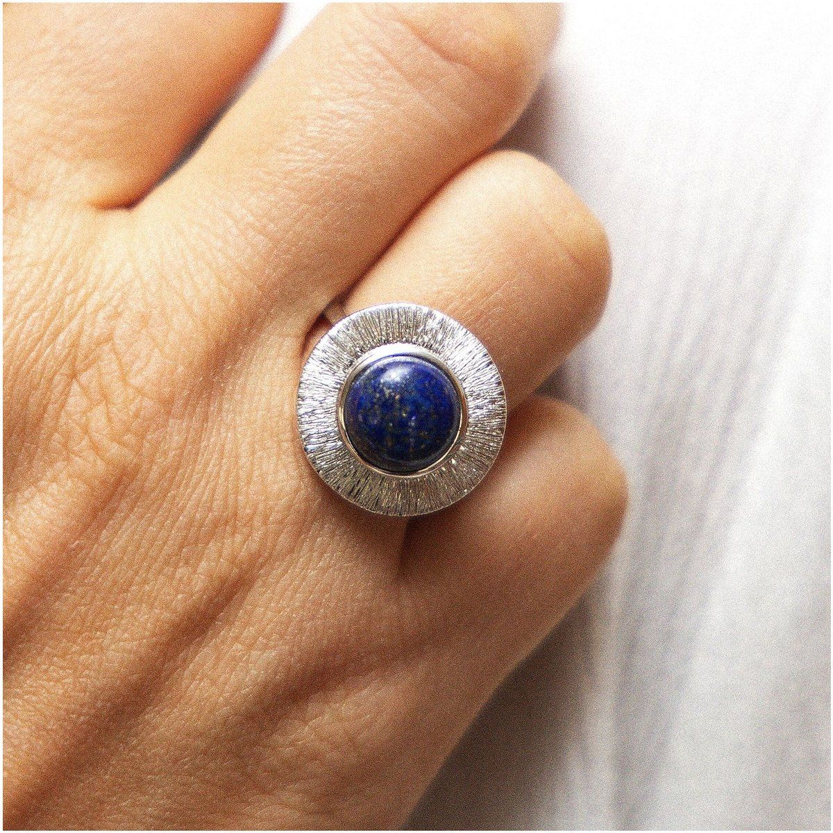Strukturierter Statement-Ring mit Lapislazuli