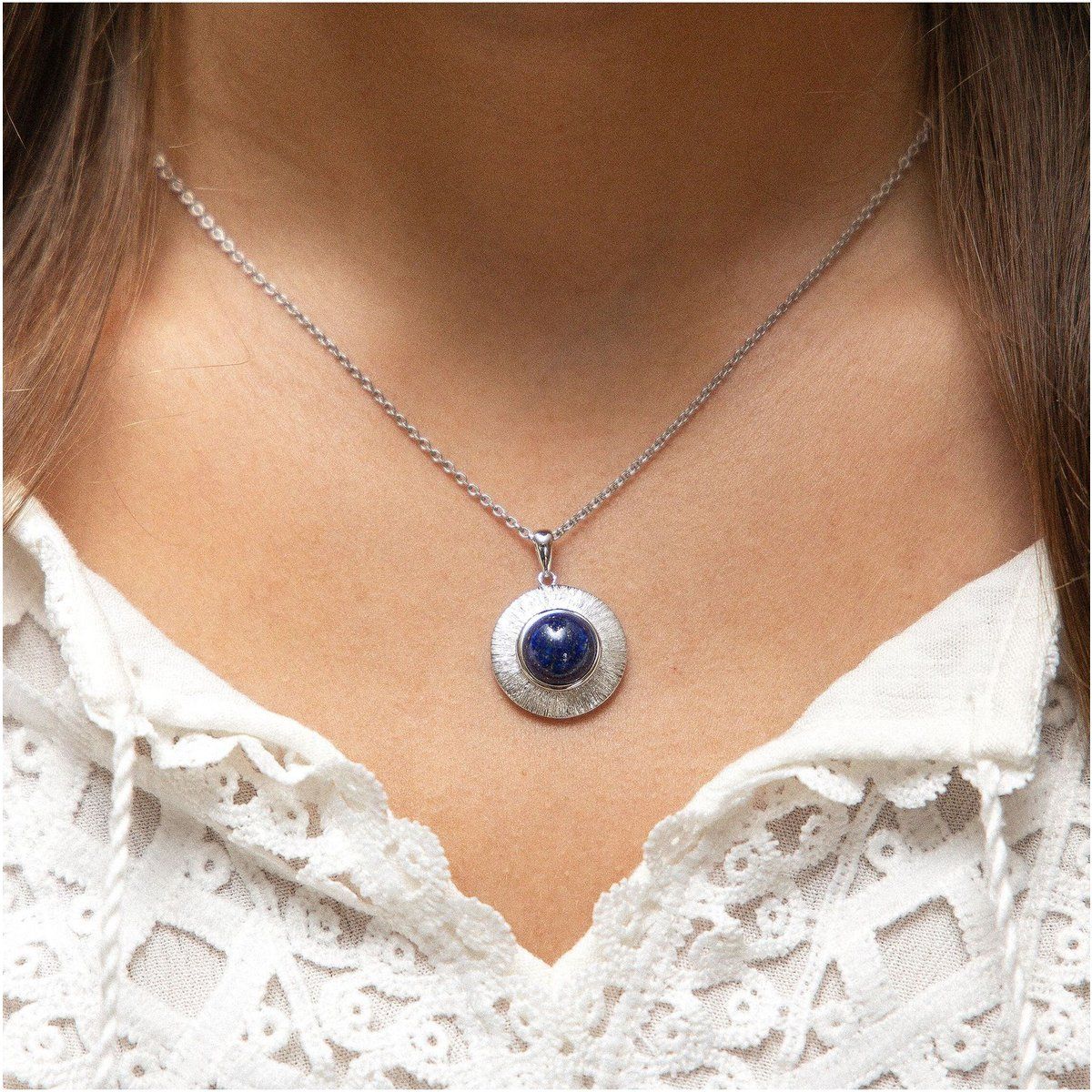 Strukturierte Rundhalskette mit Lapislazuli