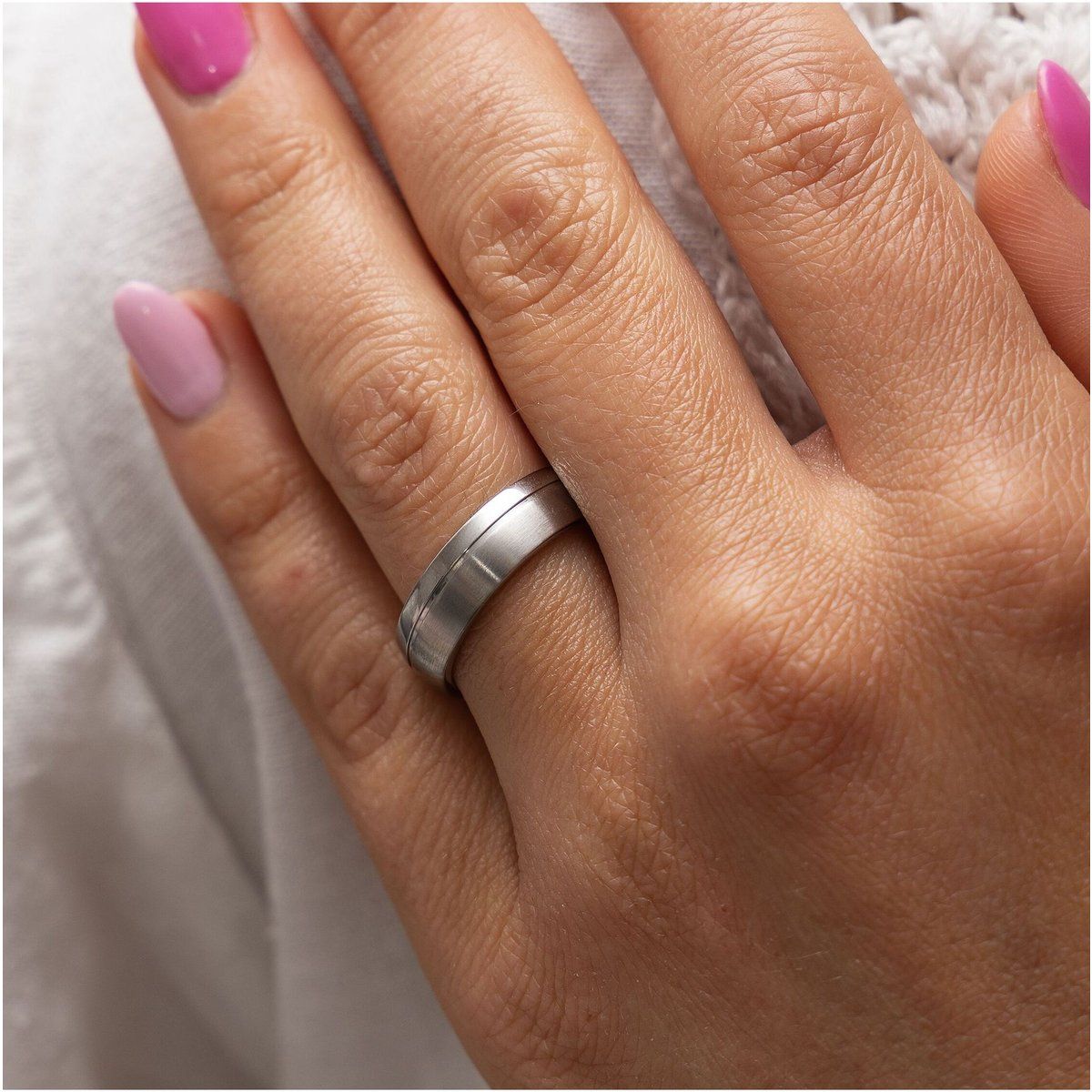 Minimalistischer matter und polierter Bandring