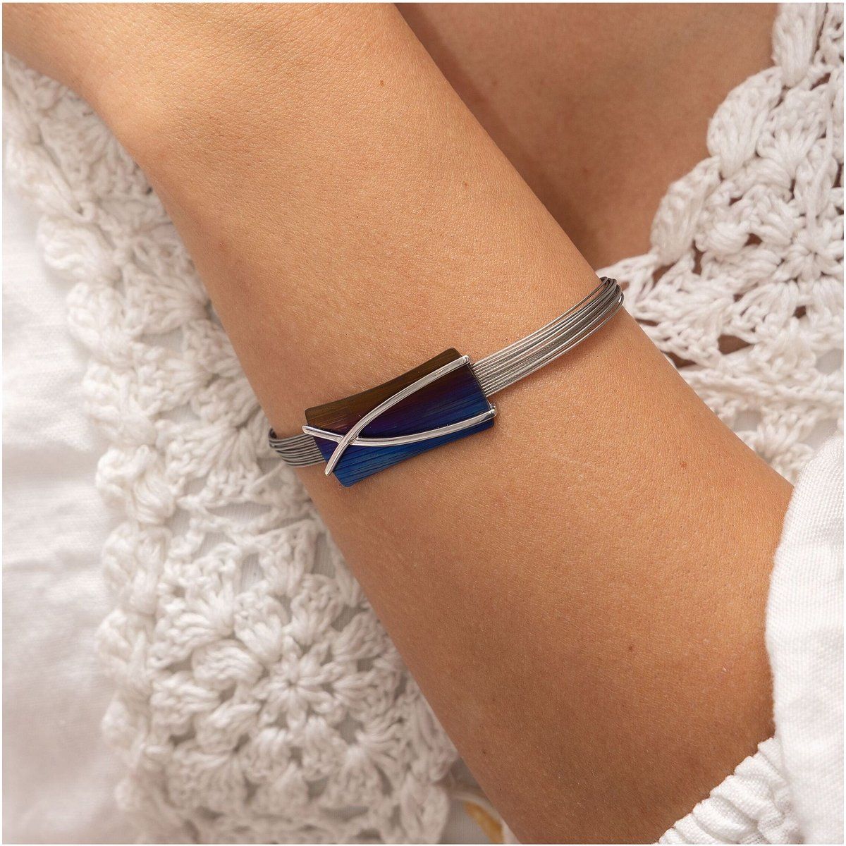 Modernes mehrreihiges Titan-Armband