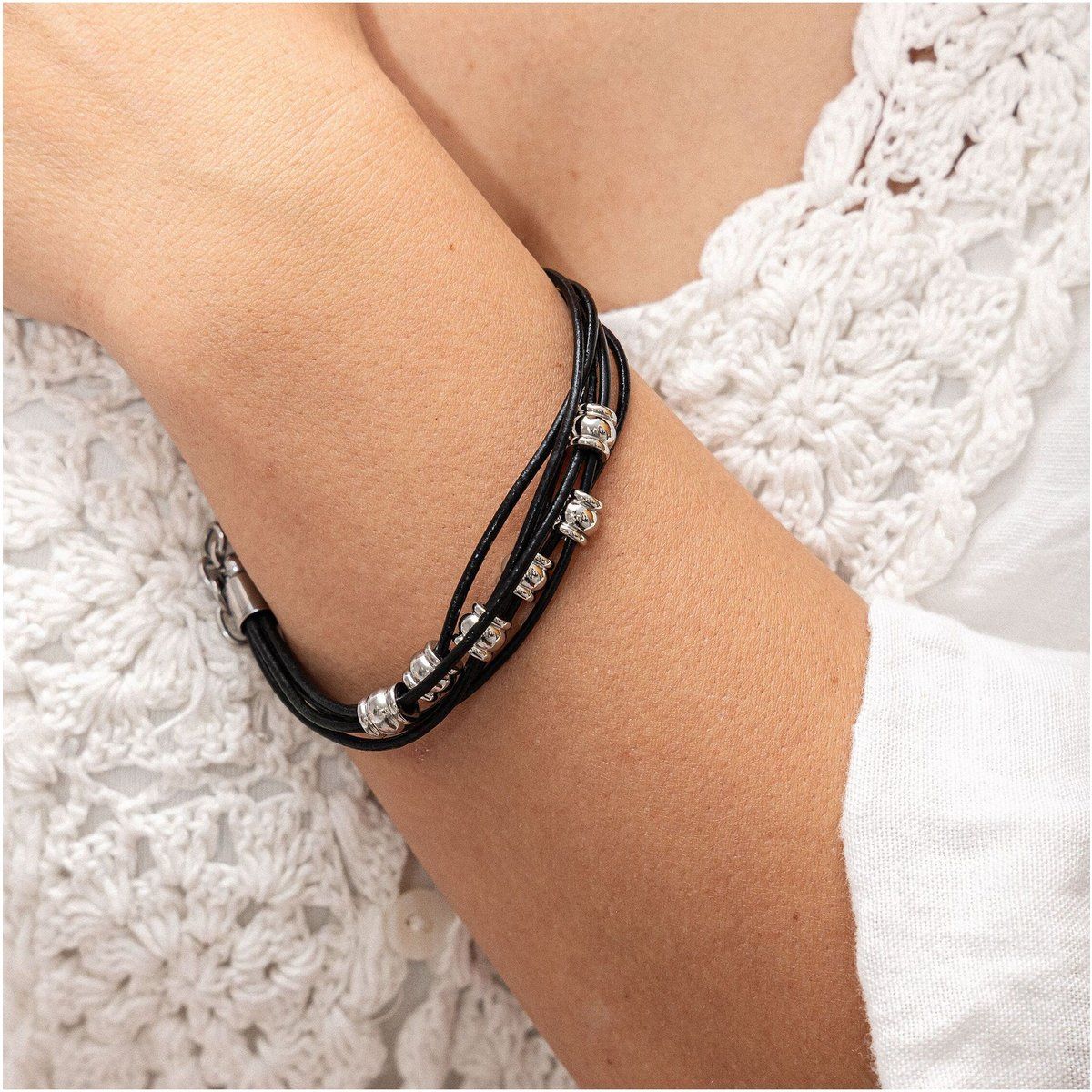 Mehrreihiges Lederarmband mit Perlen