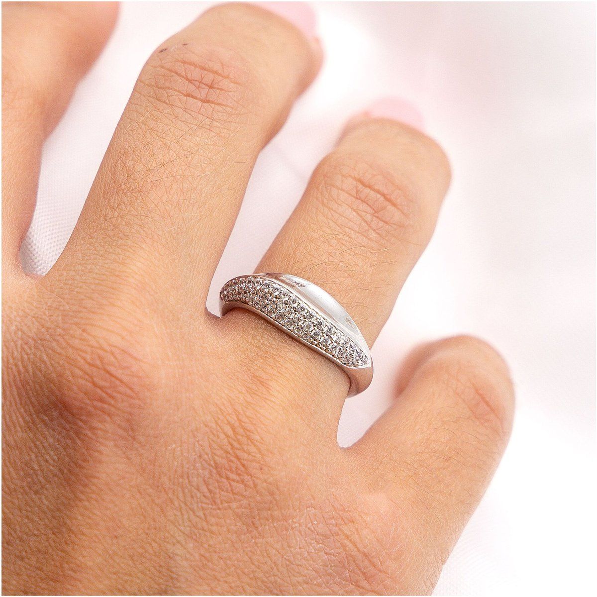 Eleganter geschwungener Zirkonia-Silberring