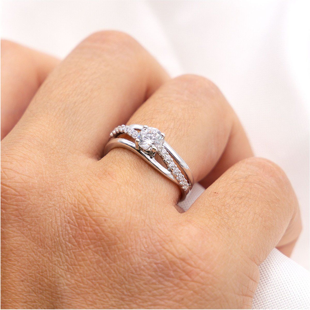 Eleganter Verflochtener Silberring mit Zirkonia
