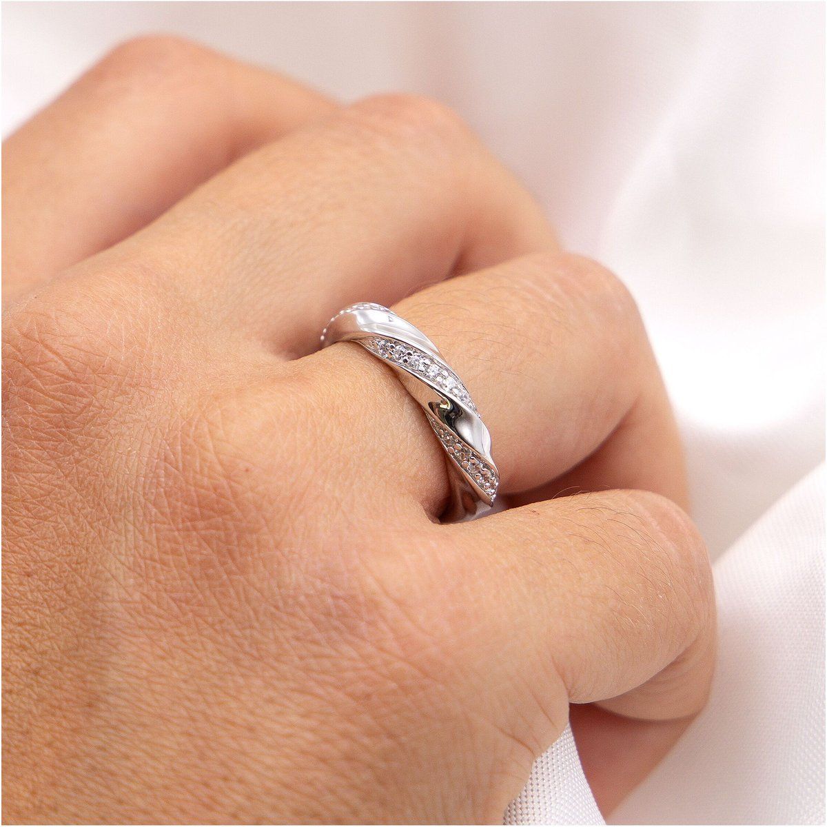 Gedrehter Ring mit Zirkonia-Pavé