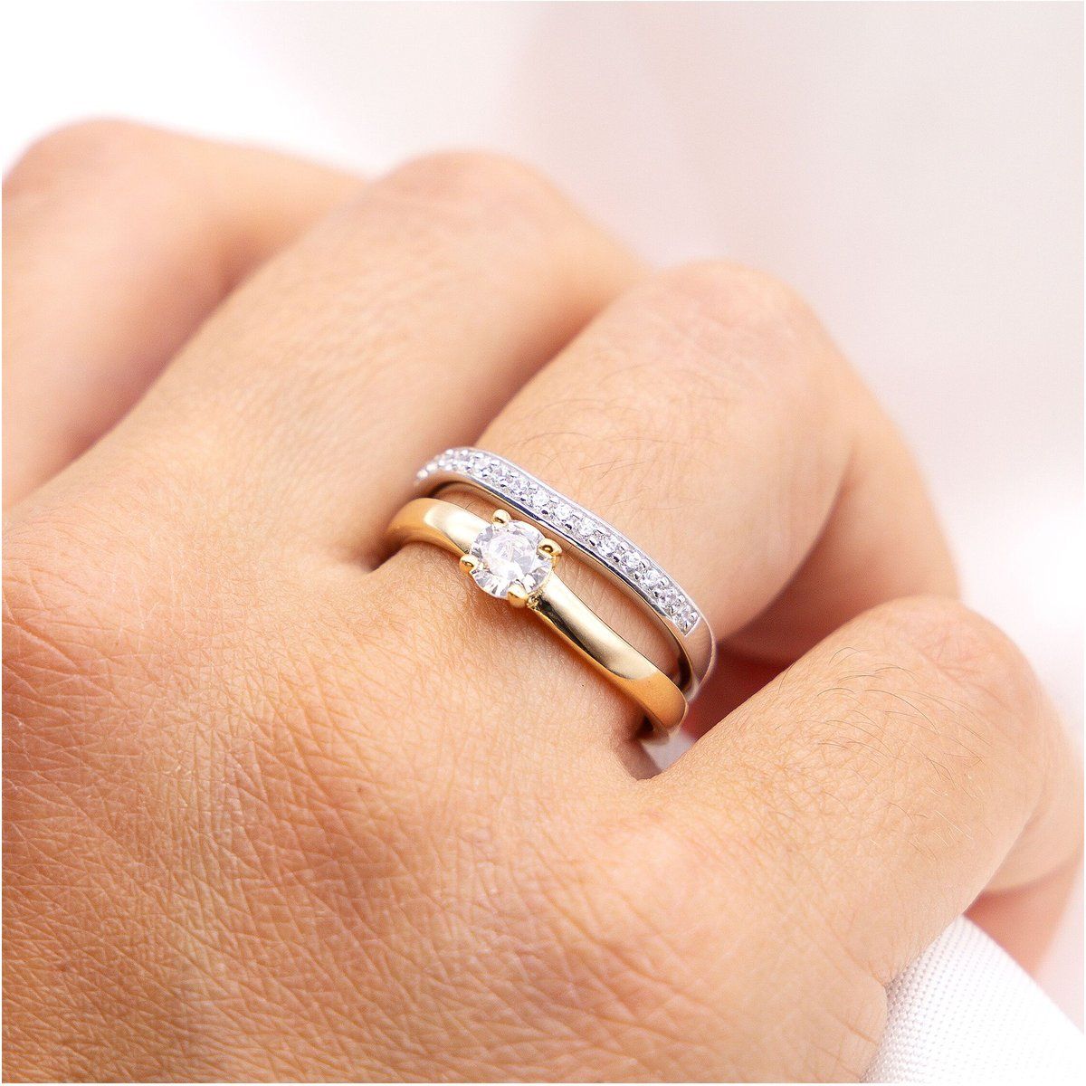 Elegantes zweifarbiges Ring-Set mit Zirkonia