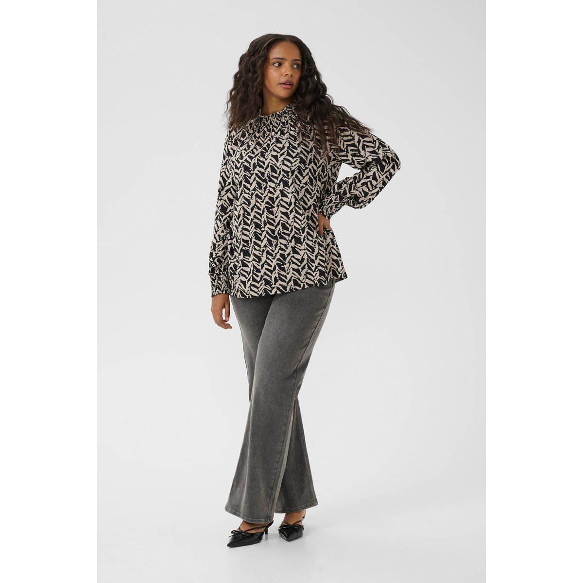 Bluse mit abstraktem Print und Stehkragen