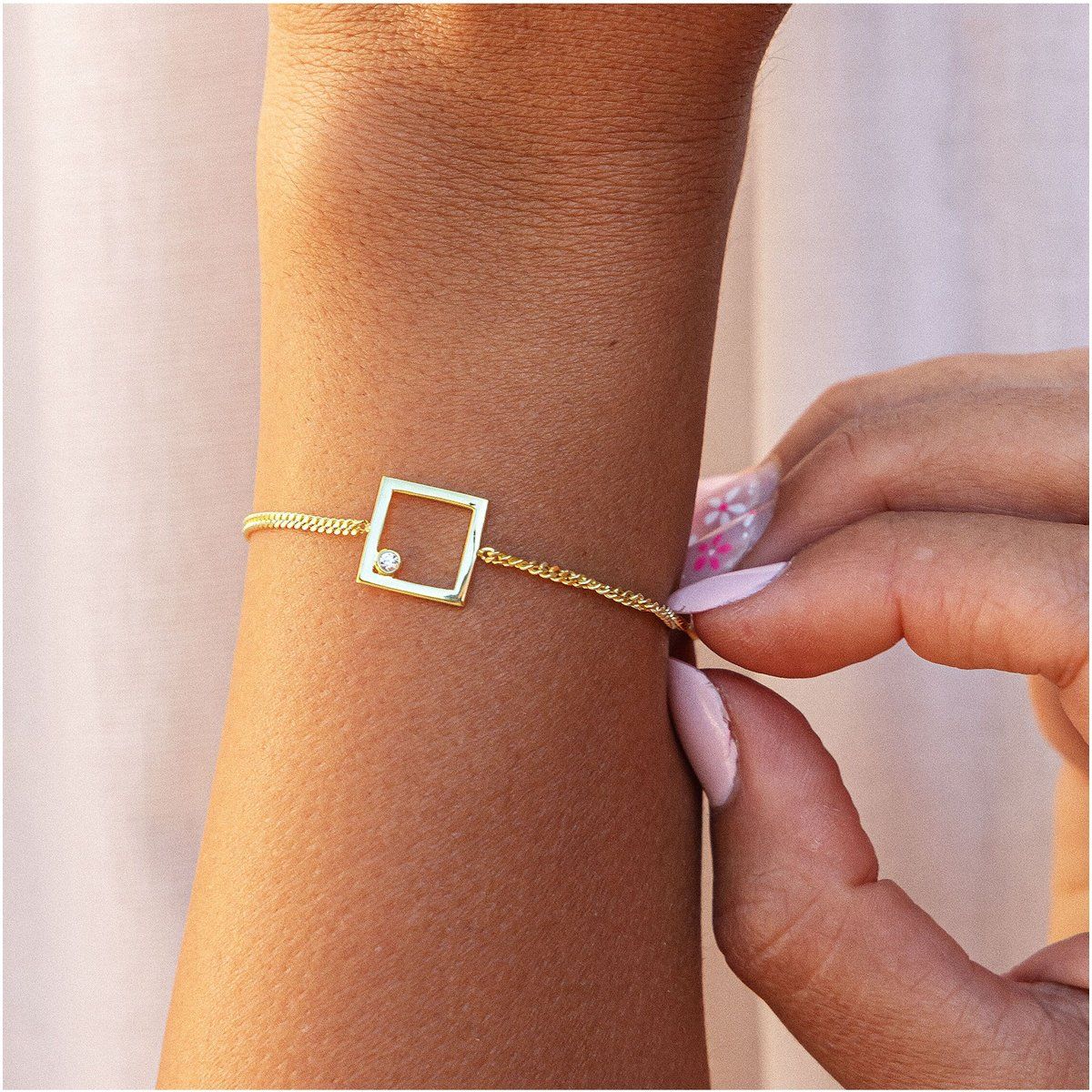 Minimalistisches Panzerarmband mit Quadrat-Anhänger
