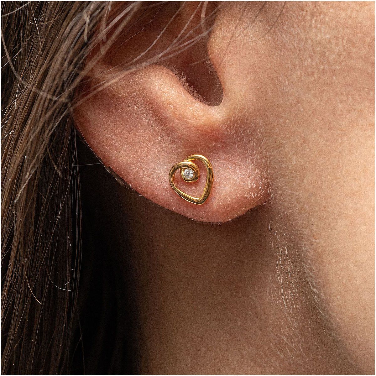 Geschwungene Herz-Ohrstecker mit Zirkonia
