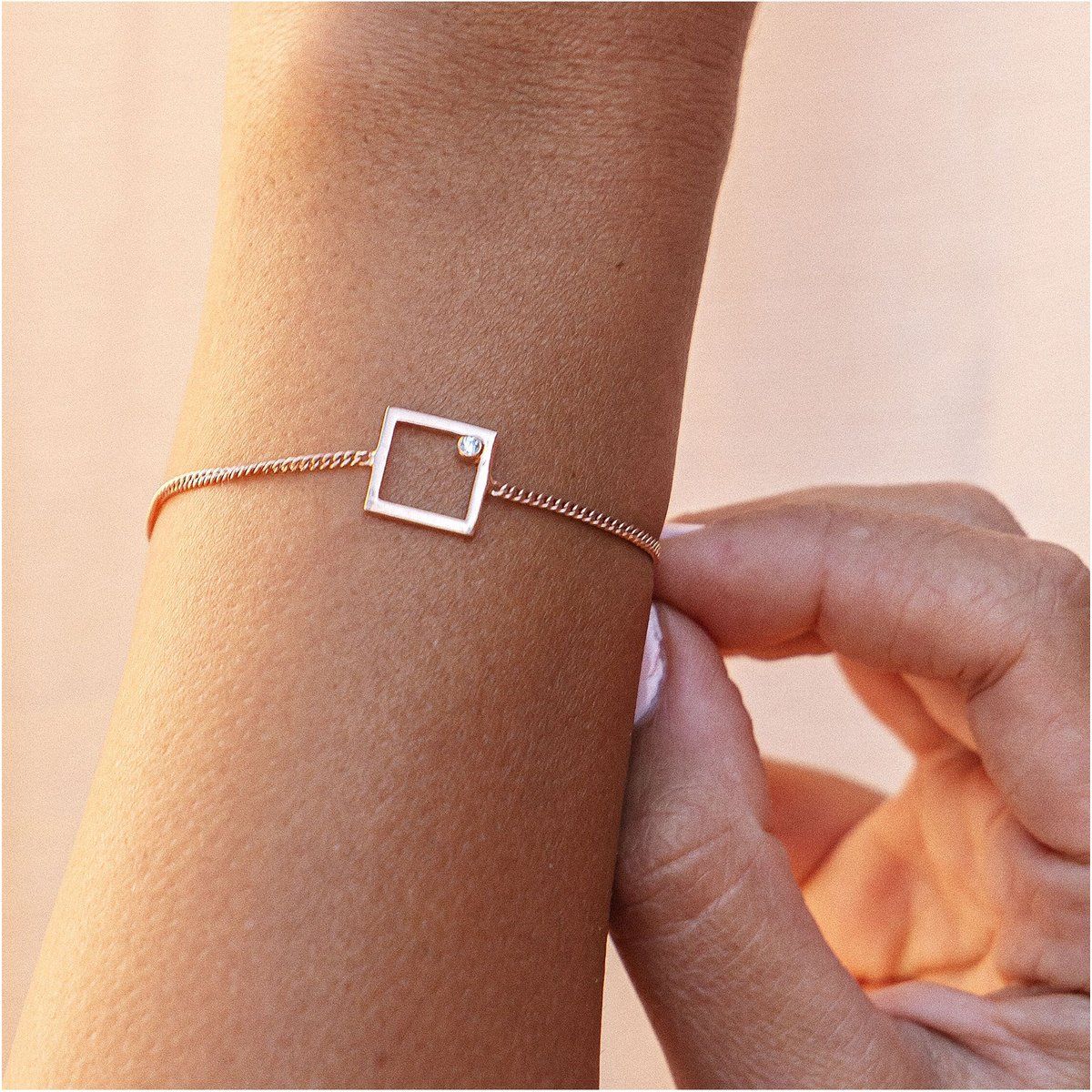 Geometrisches Quadrat-Armband mit Zirkonia