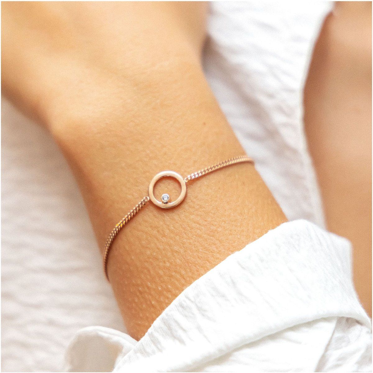 Filigranes Armband mit Kreis-Anhänger