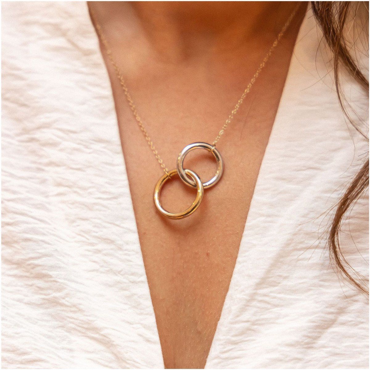 Zweifarbige Kette mit verschlungenen Ringen