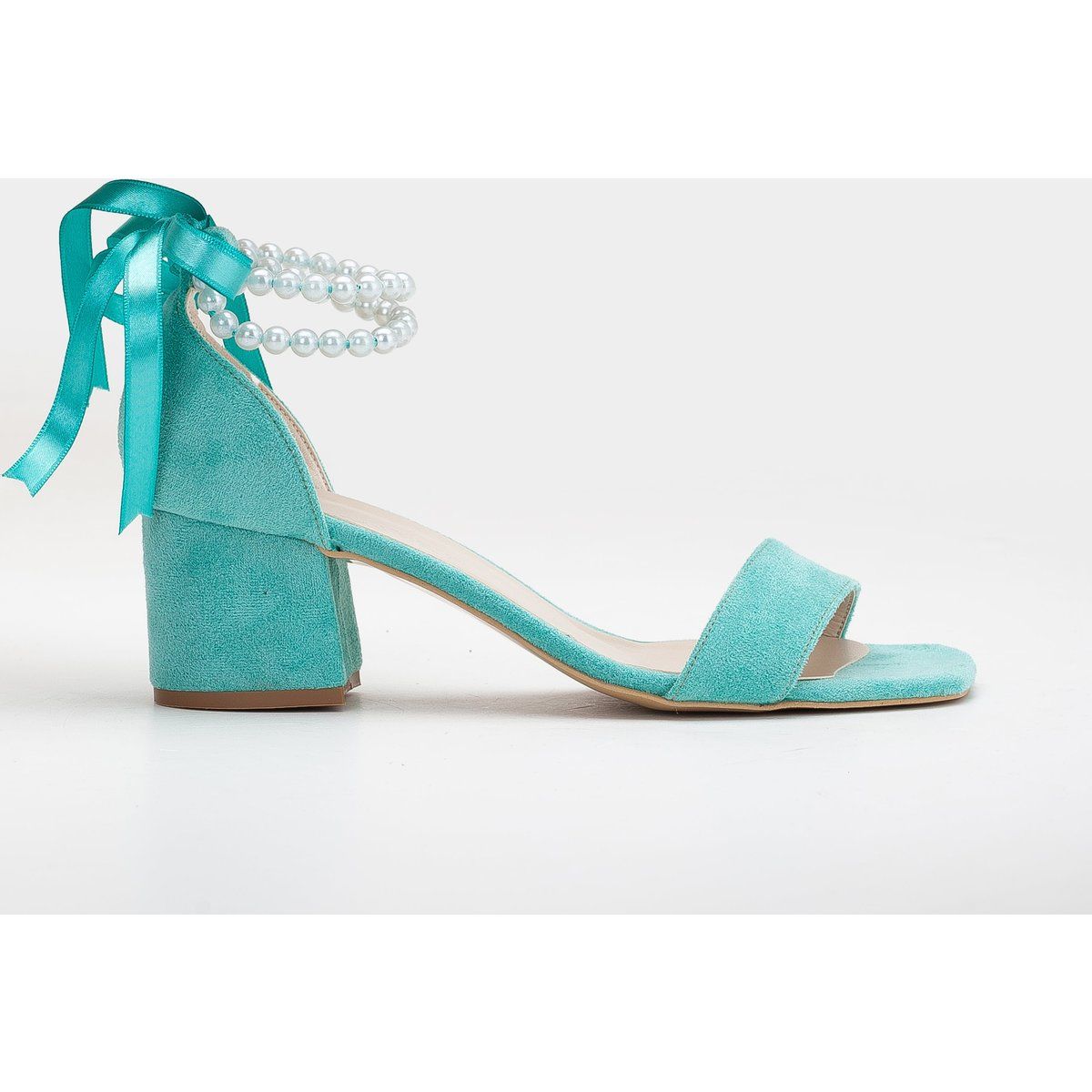 Elegante Sandaletten mit Perlen und Blockabsatz