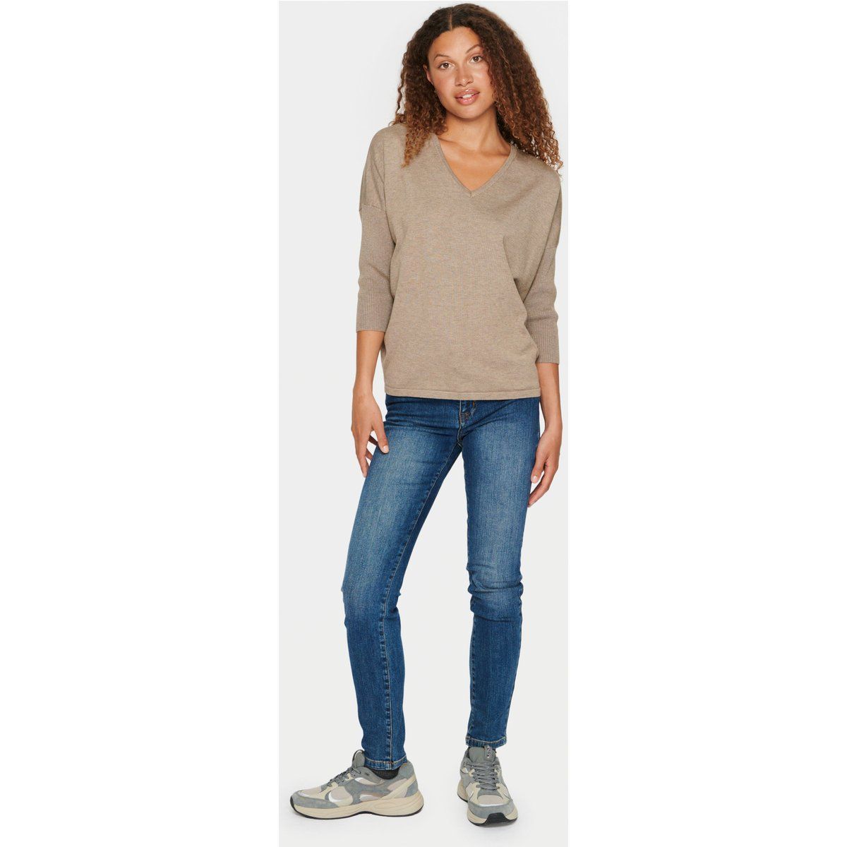Klassischer Strickpullover mit V-Ausschnitt