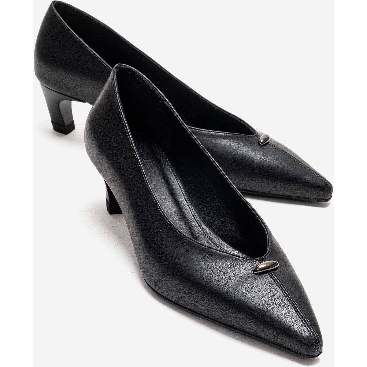 Minimalistische Kitten-Heel-Pumps mit spitzer Zehenpartie