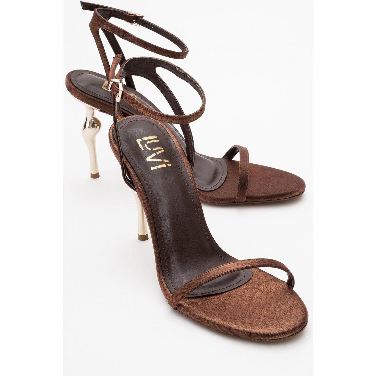 Satin-Sandalen mit skulpturalem Absatz