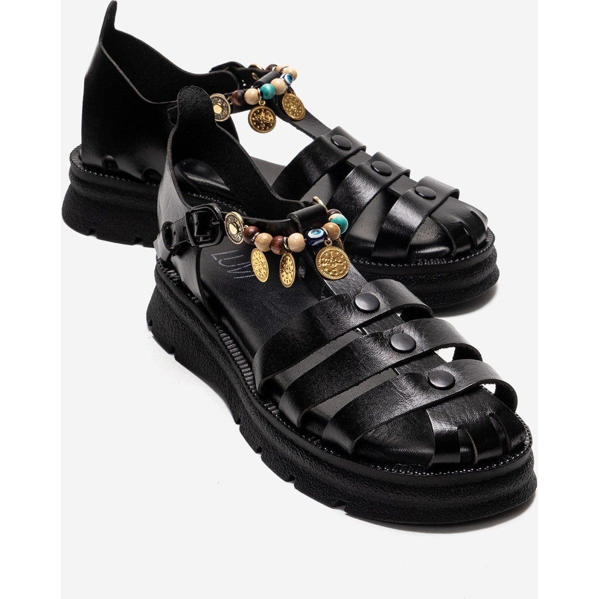 Leder-Plateausandalen mit Perlenverzierung