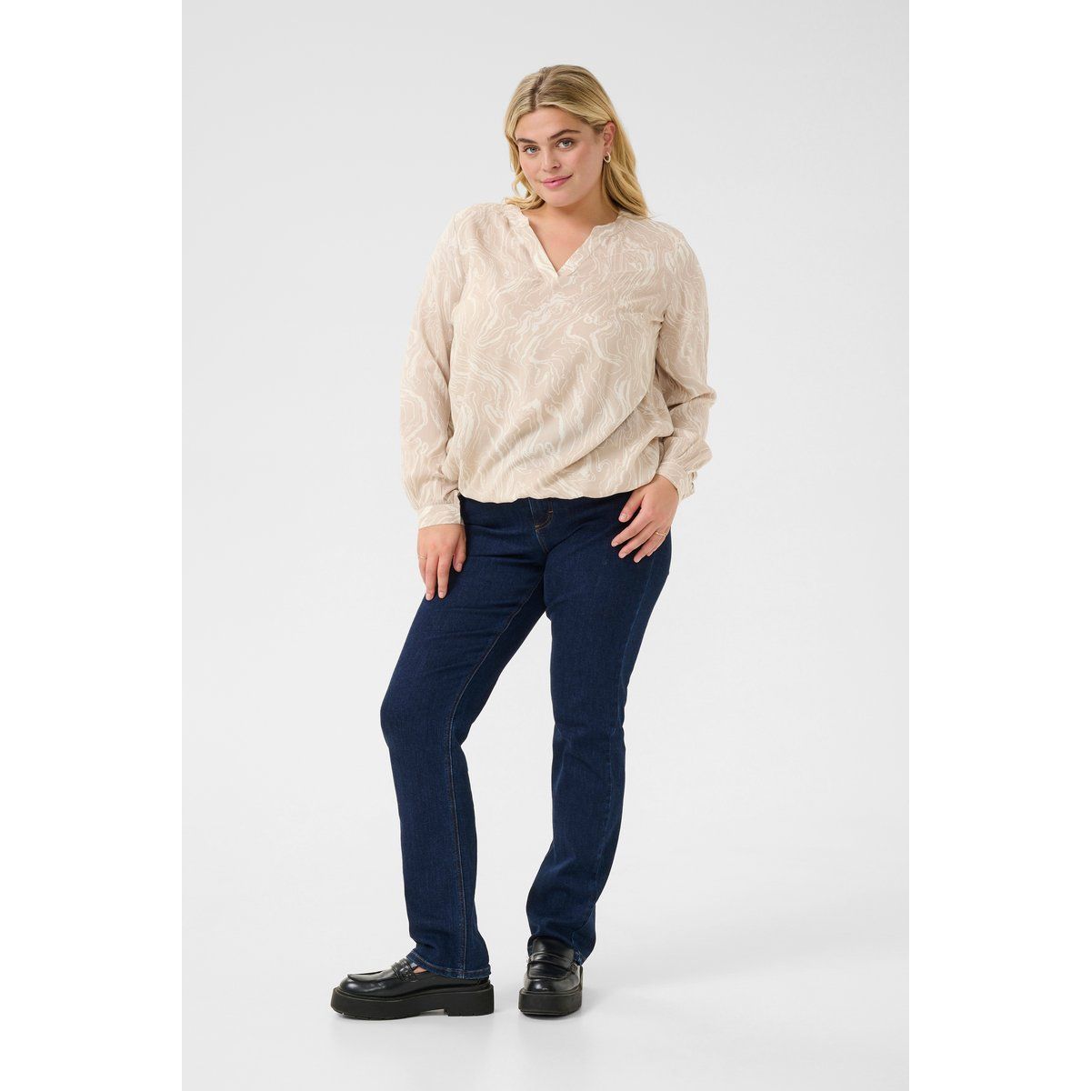 Fließende Marmorprint-Bluse mit V-Ausschnitt