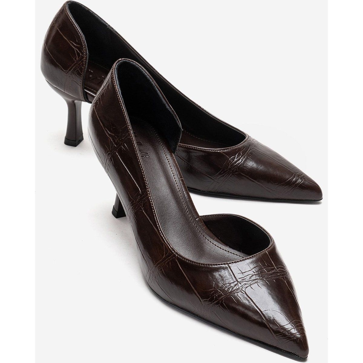 Skulpturale Pumps mit Kroko-Prägung