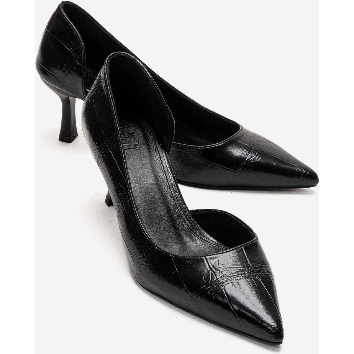 Skulpturale Pumps mit Kroko-Prägung