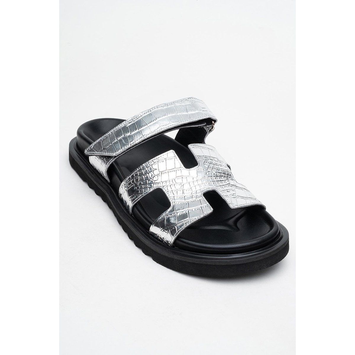 Plateau-Sandalen mit Metallic-Krokoprägung